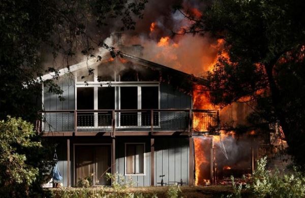 Из-за стремительного лесного пожара в Калифорнии эвакуируют тысячи людей