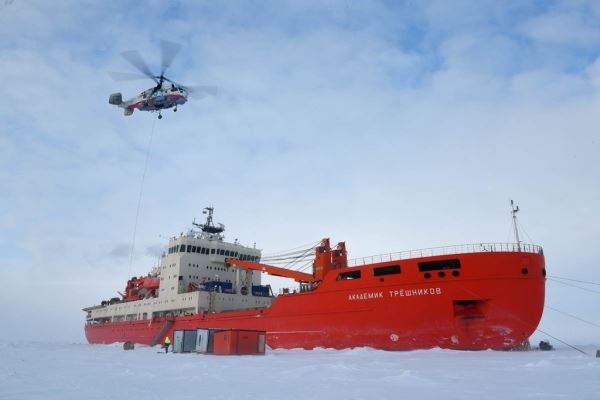 Научно-исследовательское судно "Академик Трешников" выходит в экспедицию