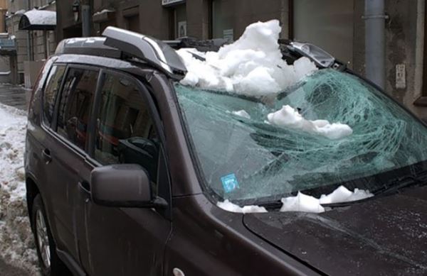Житель Львова отсудил компенсацию у мэрии после повреждения авто снежной глыбой
