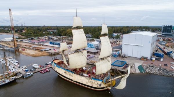 Парусный линейный корабль "Полтава" ошвартовался у Английской набережной Санкт-Петербурга