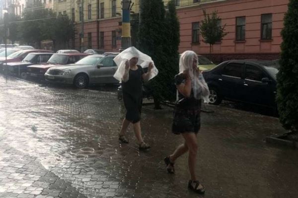 Сильный ливень в Черновцах затопил дороги и железнодорожные пути 