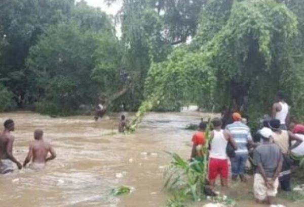 В Нигерии паводок смыл автобус с людьми: погибли 19 человек